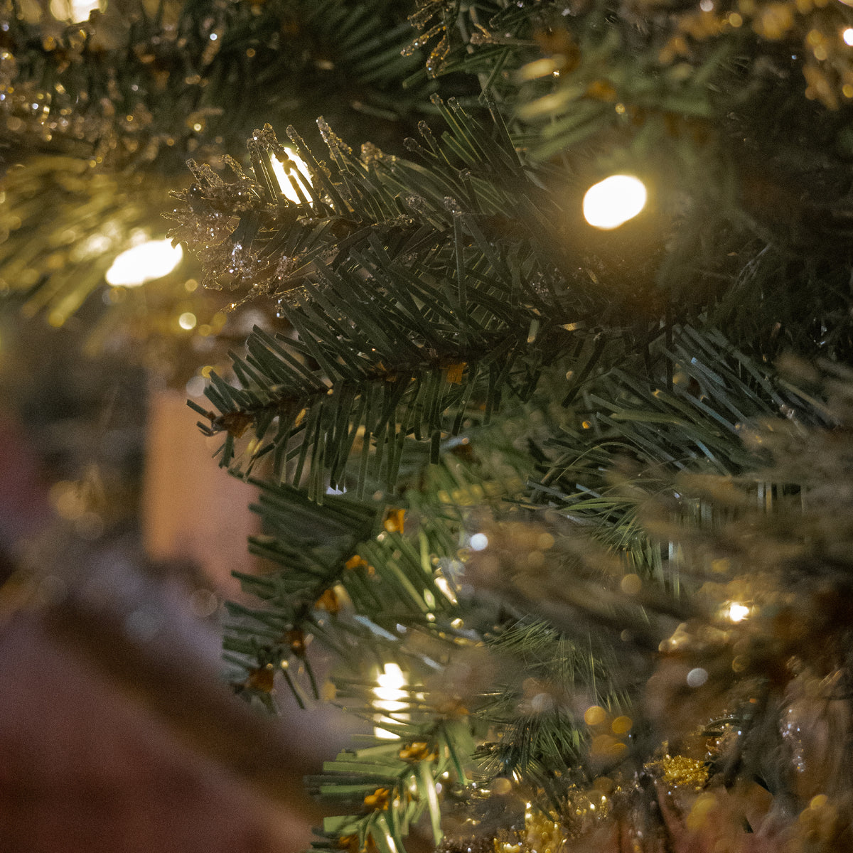 Glittery Gold Warm White LED 24" Wreath