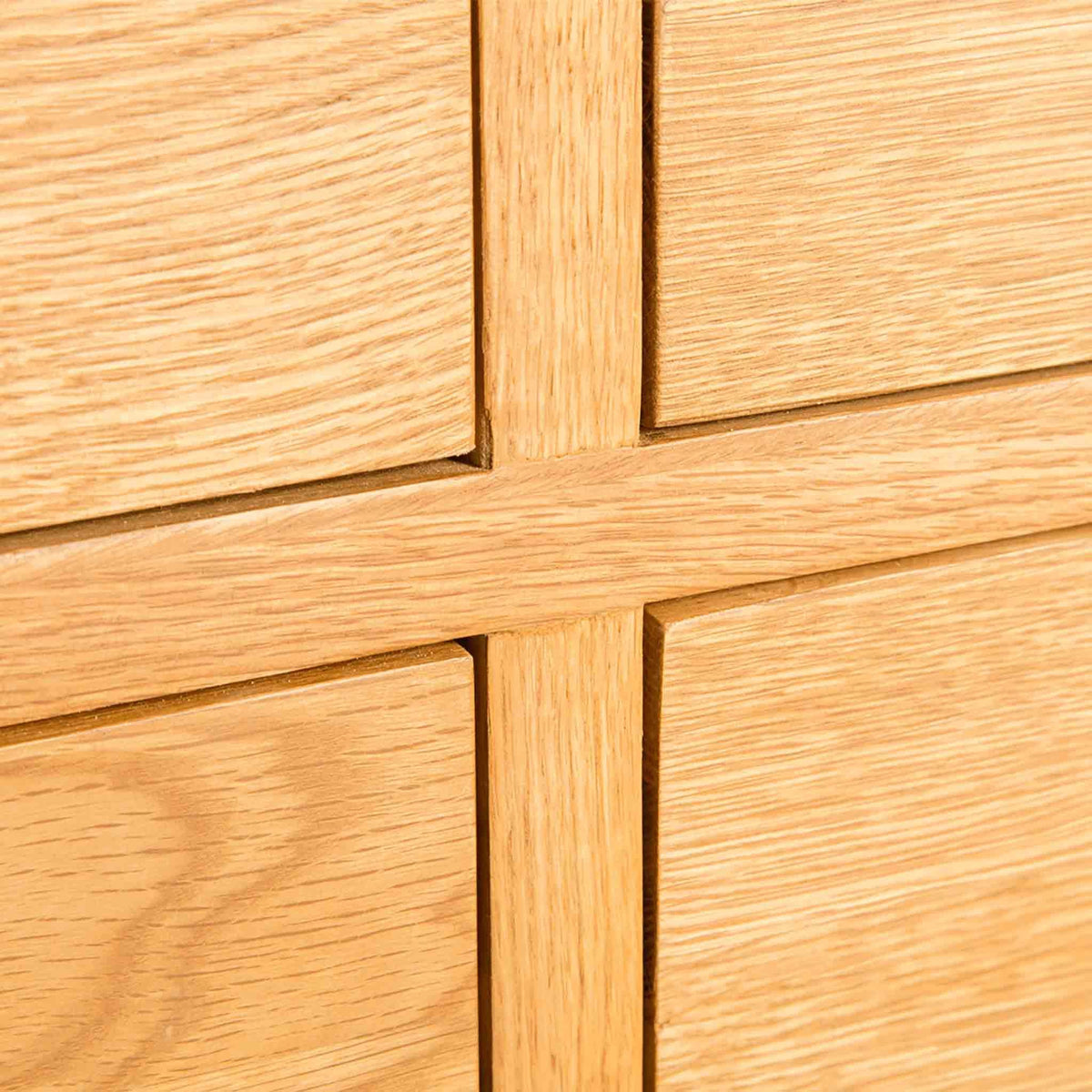 Drawer detail - Surrey Oak Large Chest Of Drawers