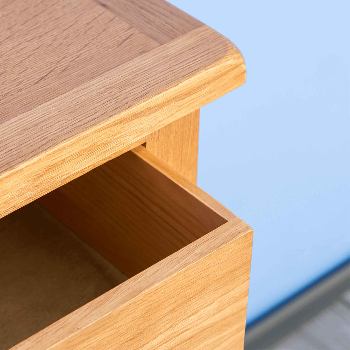 Surrey Oak 5 Wide Drawer Chest close up of top edge
