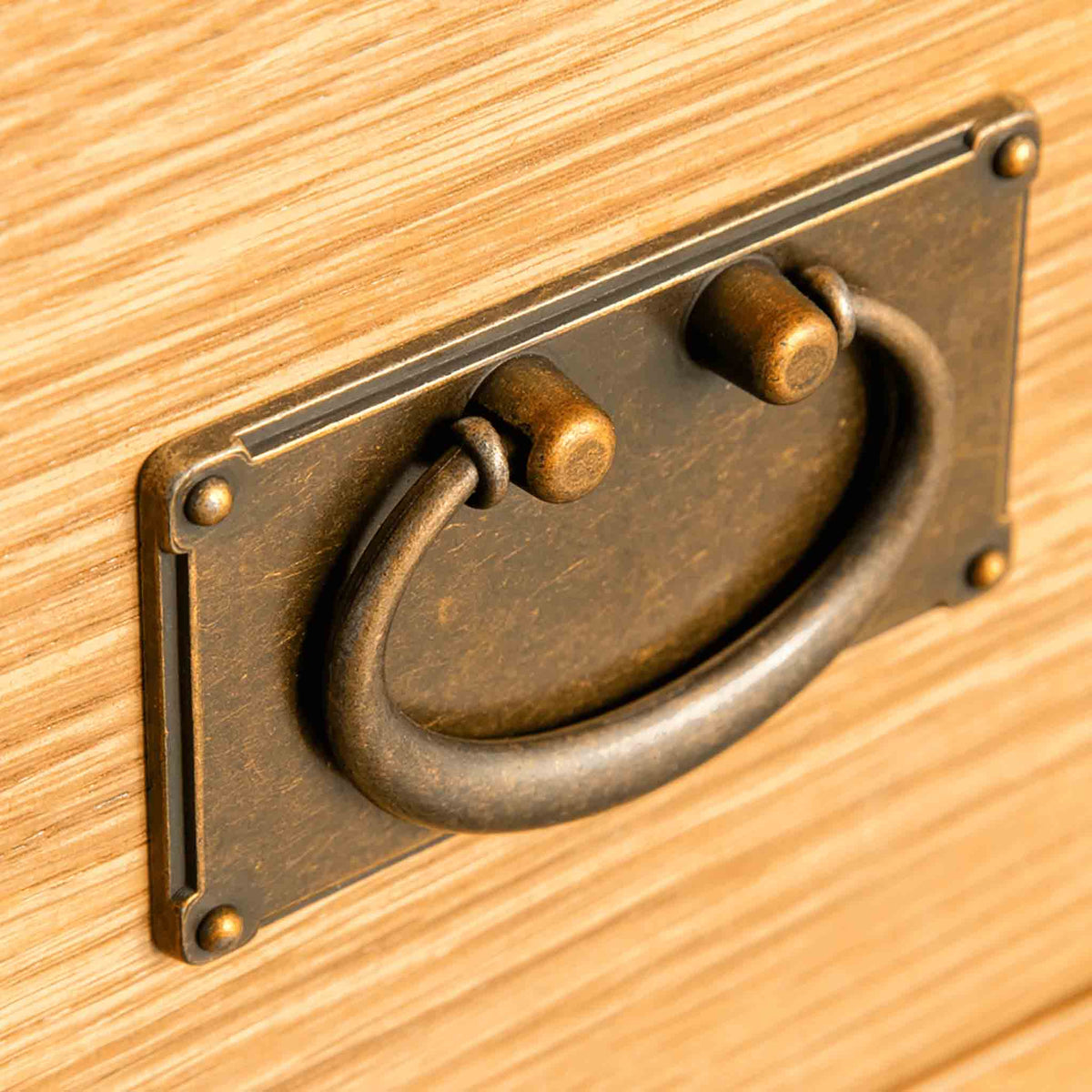 Surrey Oak 5 Wide Drawer Chest - close up of brass dropdown handle