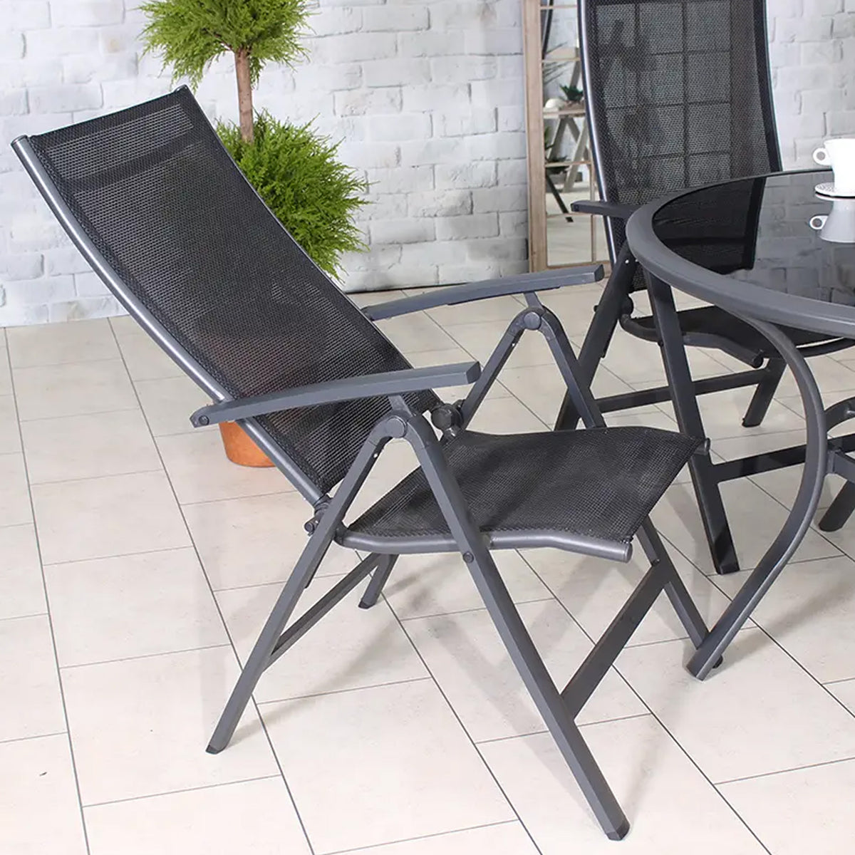 Sorrento Multi Positonal 4 Seat Dining Set with Parasol from Roseland Furniture