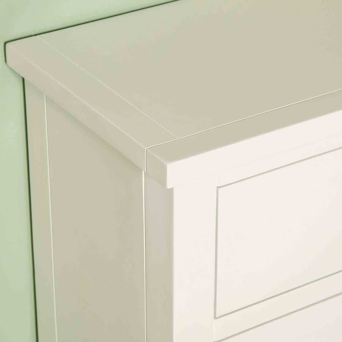 Close up of corner on The Cornish White Wooden Chest of 6 Drawers