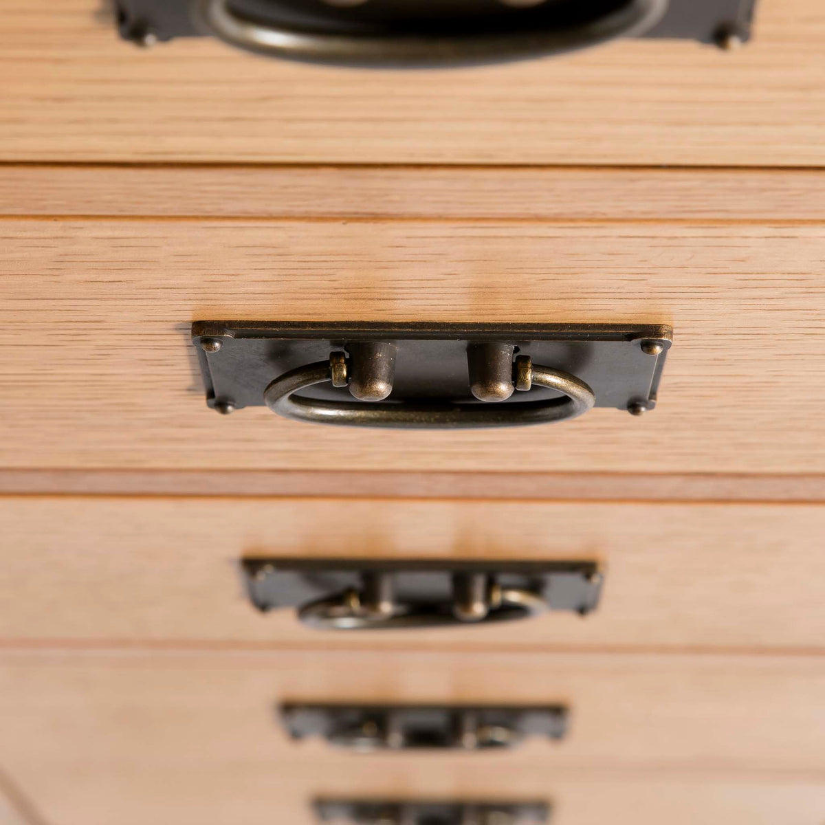 Surrey Oak 5 drawer tallboy chest of 5 drawers - Close up of drawer fronts