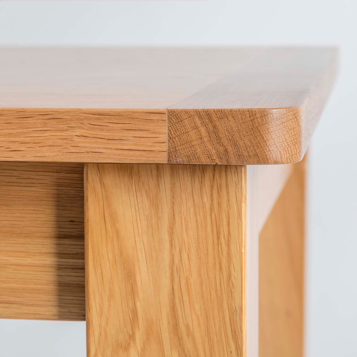 Hampshire Oak Small Extending Dining Table -  Close up of top corner of table