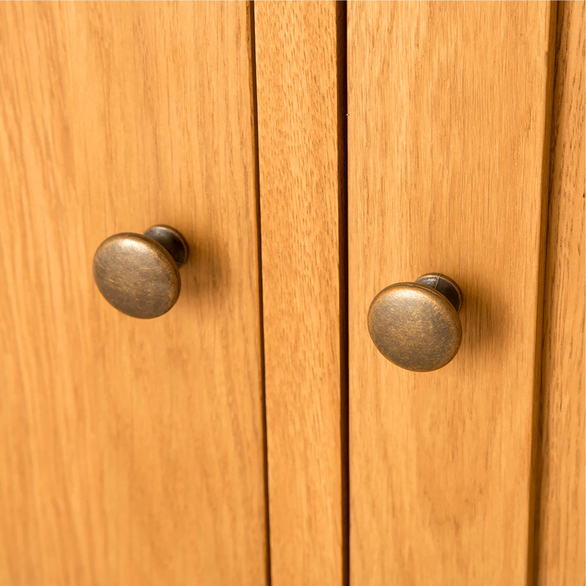 Lanner Oak Large Sideboard door knob view