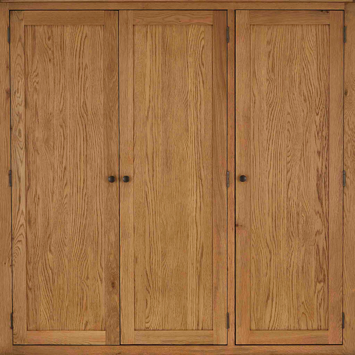 Zelah Oak Triple Wardrobe with Drawers - Close up of wardrobe doors
