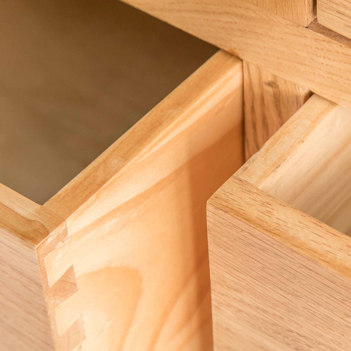 close up of drawer edges on the Surrey Oak Large Chest Of Drawers