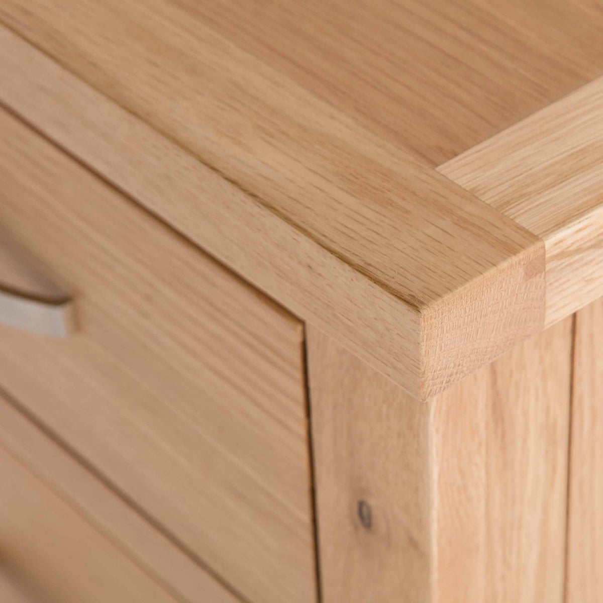 close up of the oak top corner on the London Oak 2 over 3 Chest of Drawers