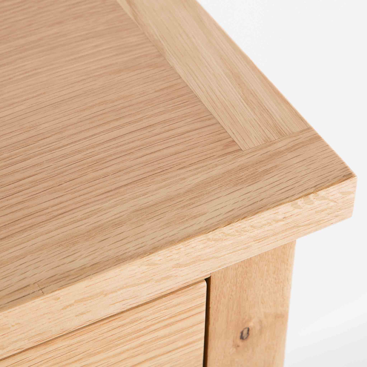 close up of the oak top on the London Oak 2 over 3 Chest of Drawers