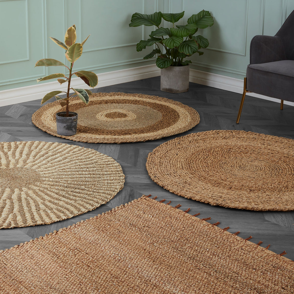 Woven Two Tone Seagrass and Corn Husk Leaf Round Rug