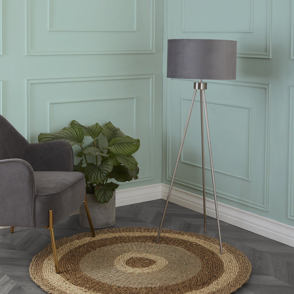 Woven Two Tone Seagrass and Corn Husk Leaf Round Rug