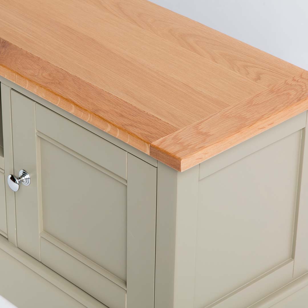 Close up of oak top on the Chichester Ledum Green Extra Large TV Unit