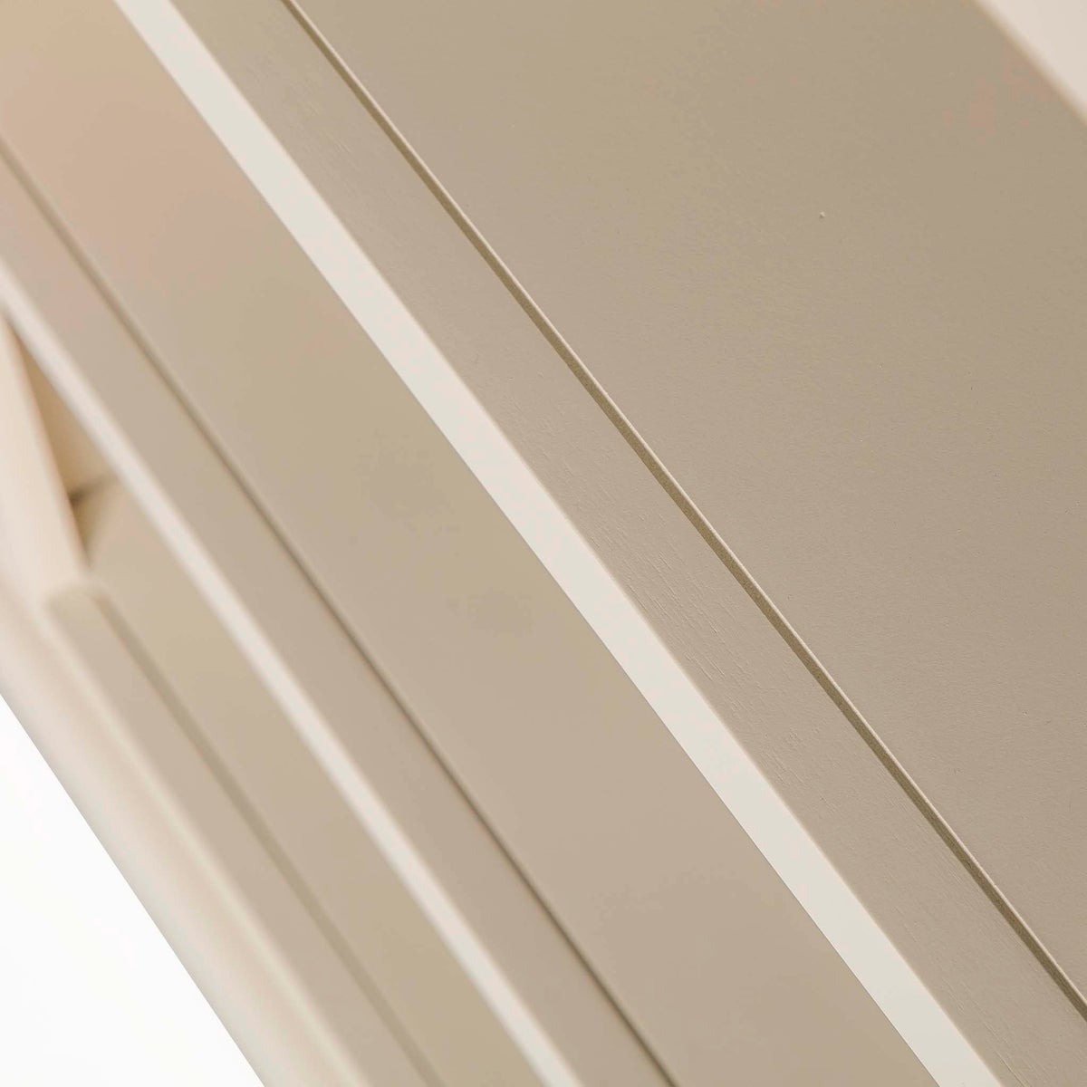 Hove Ivory Large Bookcase - Close up of shelf edges