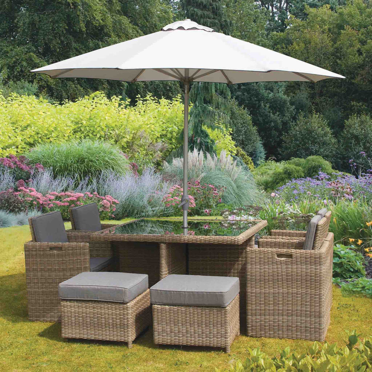 Wentworth 8 Seat Deluxe Rattan Cube Garden Dining Set - Lifestyle